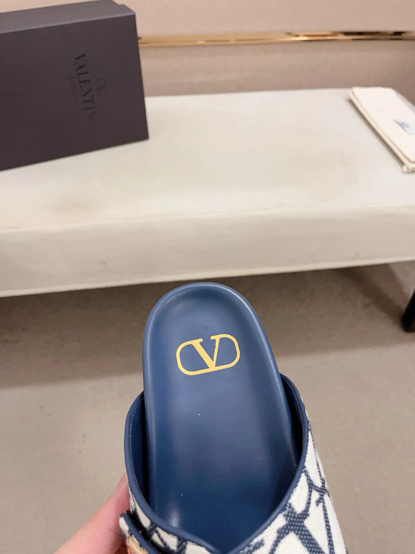 Men's shoes💰: 440💰[Valentino] New men's boutique slippers, counter quality, classic plaid, the actual workmanship is quite complex🔰The uppers are made of imported fabrics➕🐑Sheepskin lining, which tests the craftsman's craftsmanship➕original PU outsole. Size: 38-44 (45 can be customized, non-refundable)
